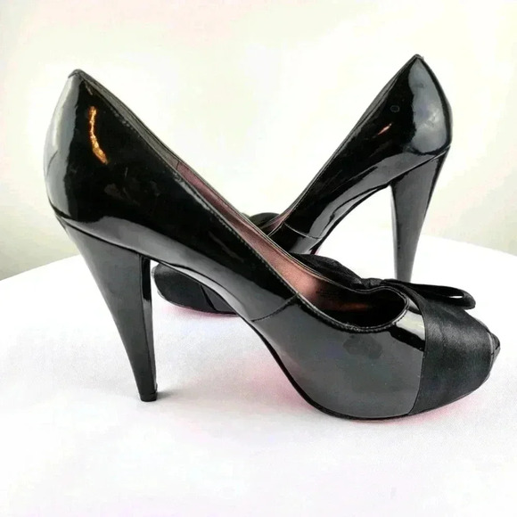 Paris Hilton Adorable stilettos with Bow - Picture 2 of 6